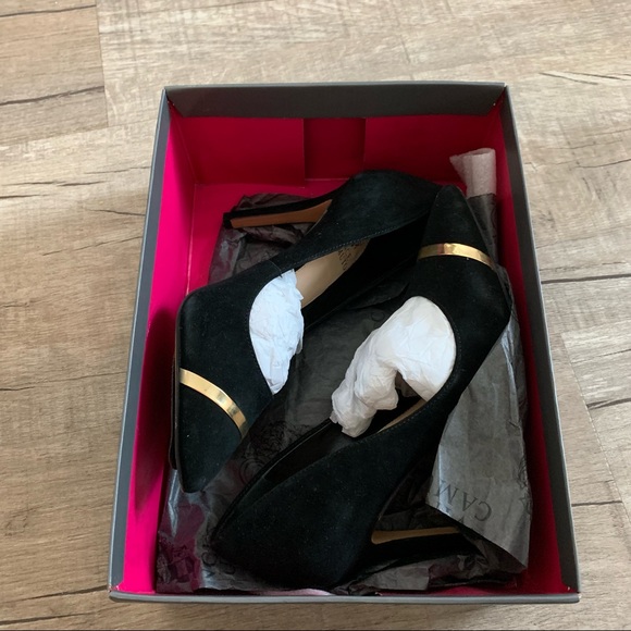 Vince Camuto Black suede and gold pump - Picture 4 of 9
